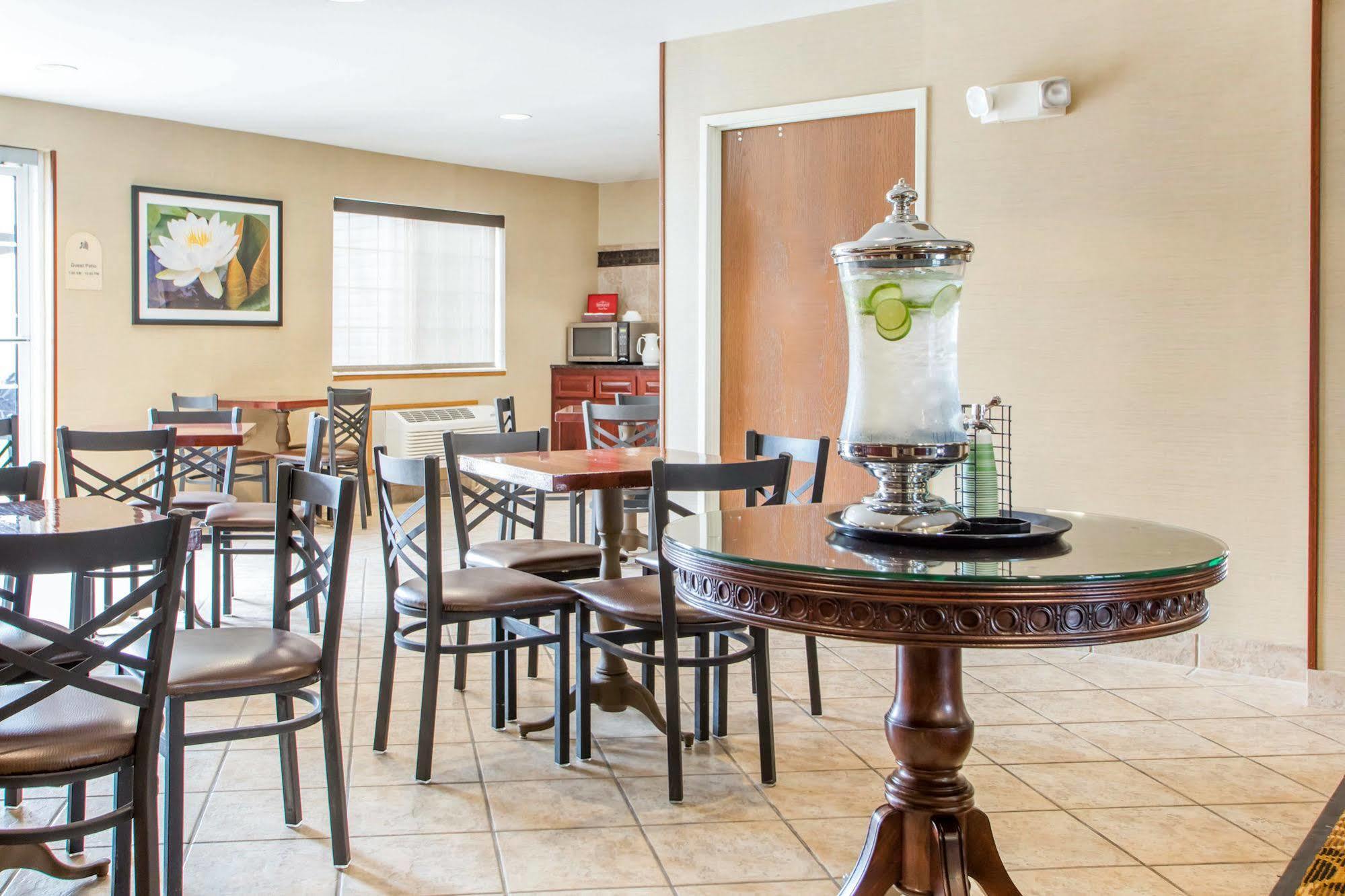 Hawthorn Extended By Wyndham Milwaukee Airport Hotel 3*